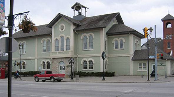 front of lindsay chamber building